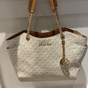 Jet Set Travel LG Chain Shoulder Tote (Vanilla/ACRN)